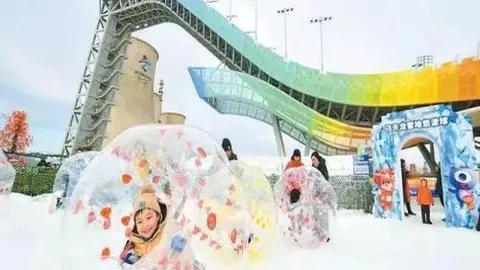 揭秘豪门盛宴！《每体》独家：拉波尔塔新年夜宴门德斯、扎哈维，共谋足球未来？